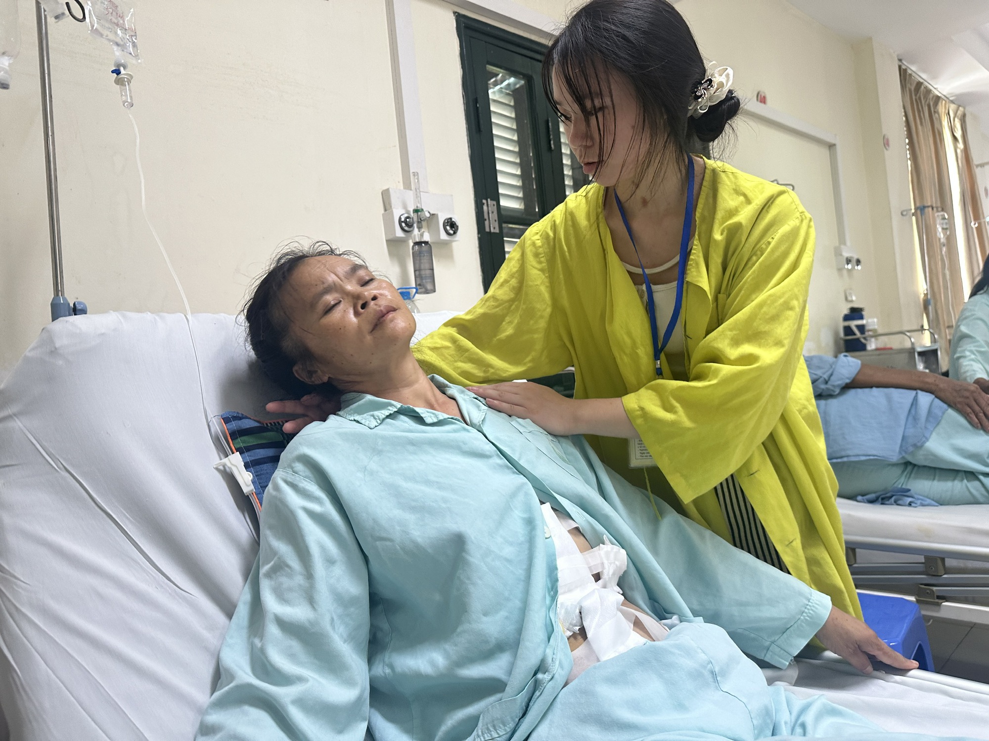 Xót xa hoàn cảnh của người phụ nữ H’Mông đơn thân chống chọi bệnh nặng, nuôi con thơ dại- Ảnh 3.