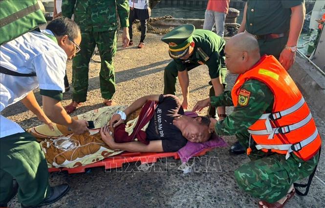 Bộ đội Biên phòng kịp thời cứu ngư dân bị tai nạn trên biển- Ảnh 1. Bộ đội Biên phòng kịp thời cứu ngư dân bị tai nạn trên biển- Ảnh 1.
