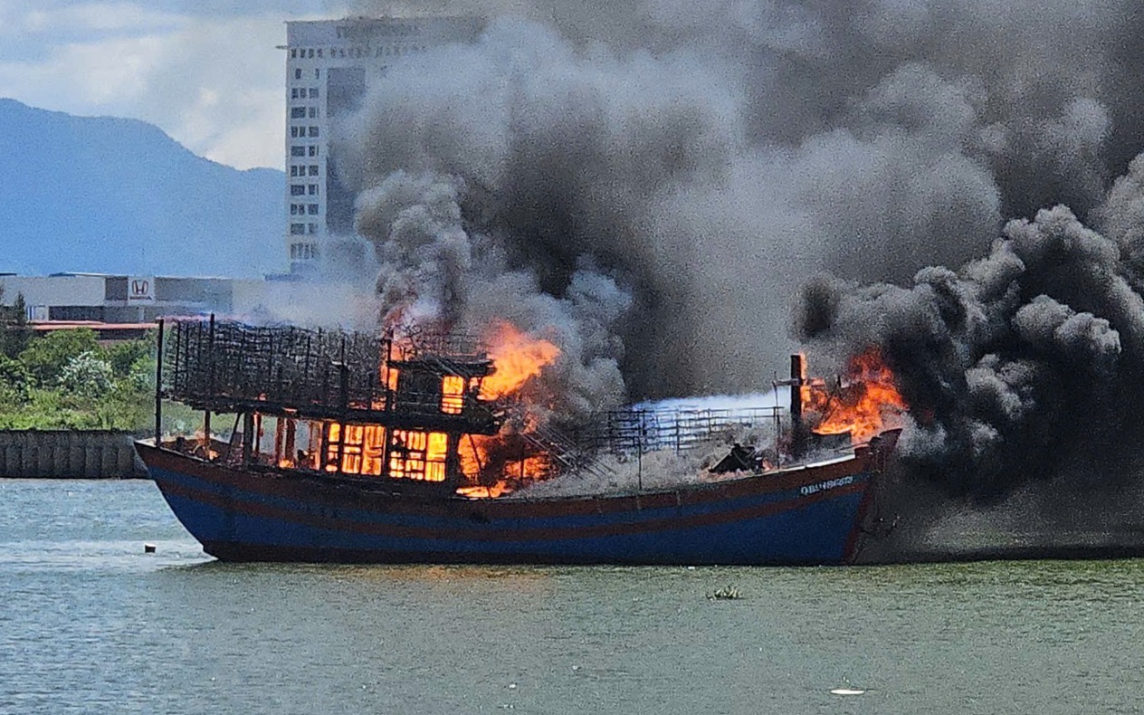 Sức khỏe của các ngư dân trên tàu cá bị cháy ngoài biển hiện ra sao?- Ảnh 4.