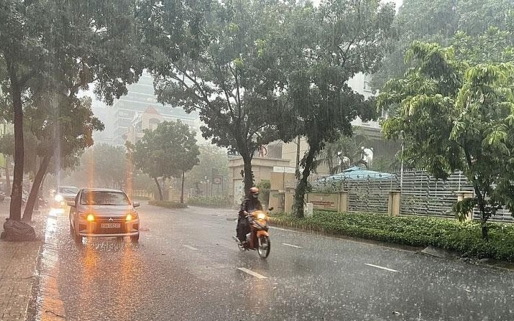 Miền Bắc mưa dông rải rác, ngày nắng gián đoạn