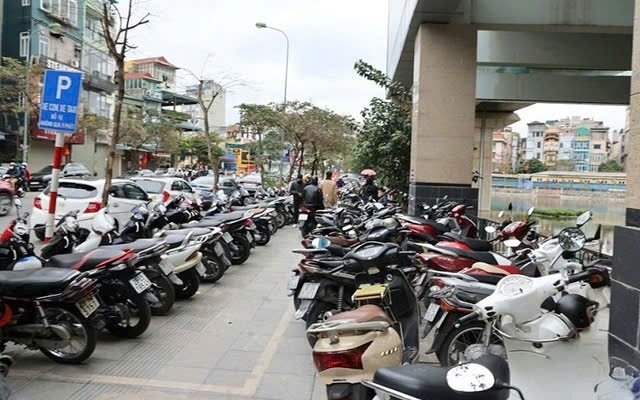 Hà Nội kiên quyết thu hồi bãi xe vi phạm không dùng tiền mặt, không kết nối thuế