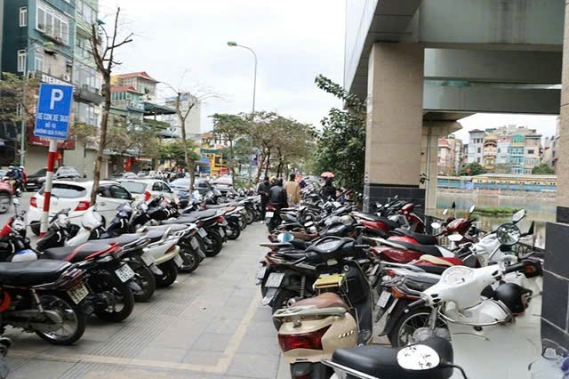 Hà Nội kiên quyết thu hồi bãi xe vi phạm không dùng tiền mặt, không kết nối thuế- Ảnh 2.