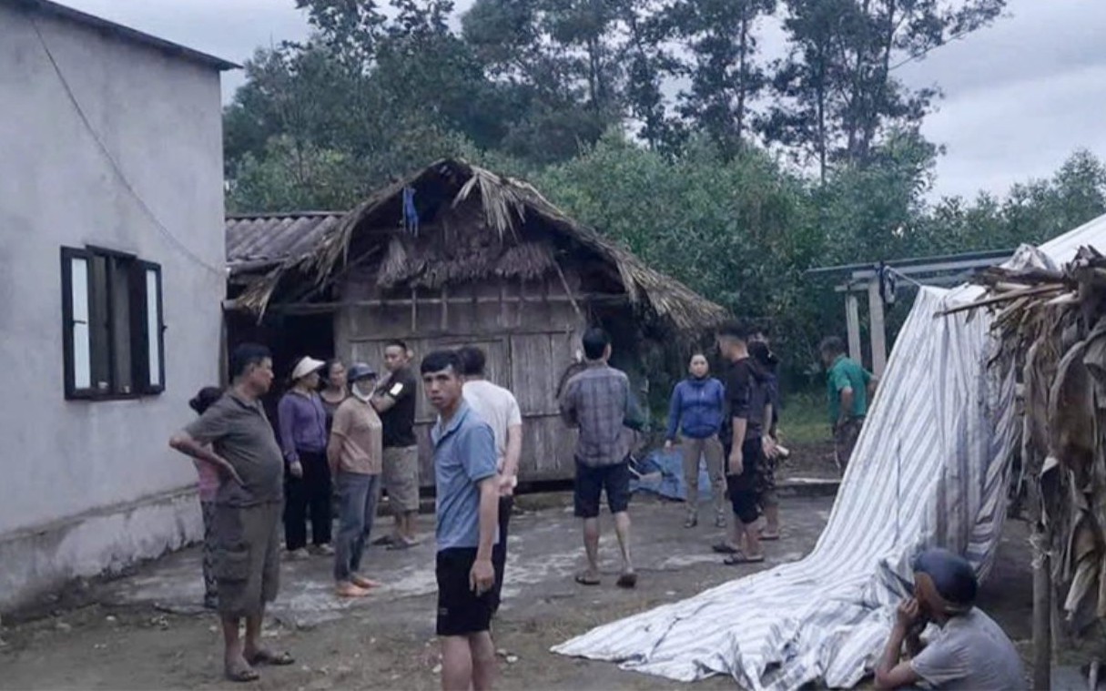 Dùng điện thoại lúc cắm sạc, thanh niên bị sét đánh tử vong