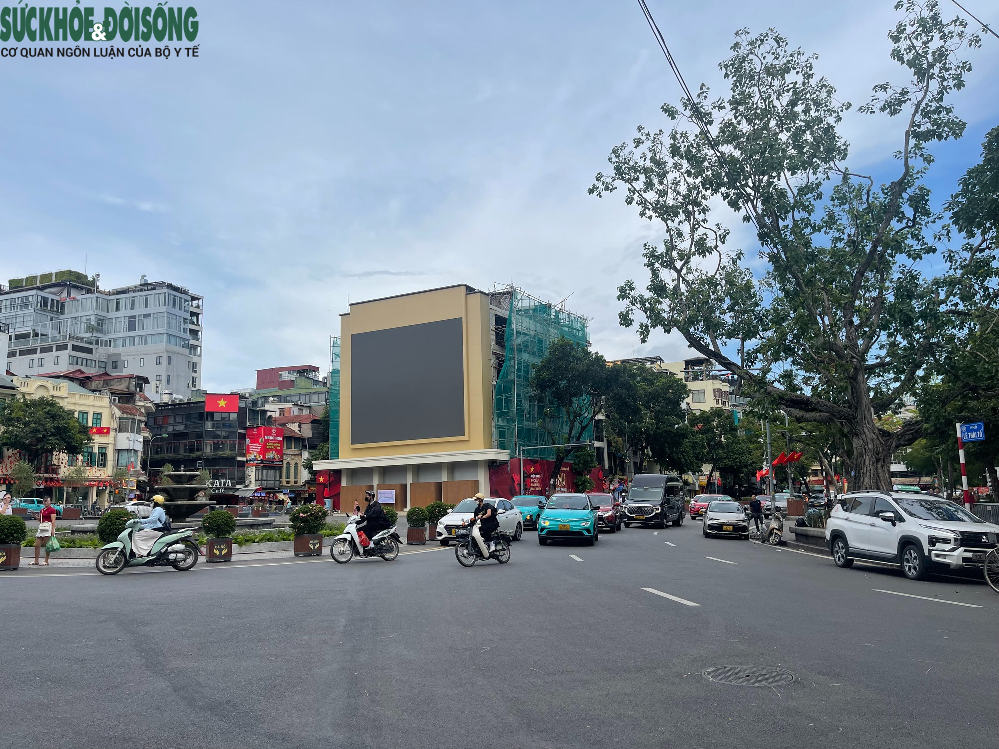 Cận cảnh Quảng trường Đông Kinh Nghĩa Thục đang gây tranh luận- Ảnh 1.