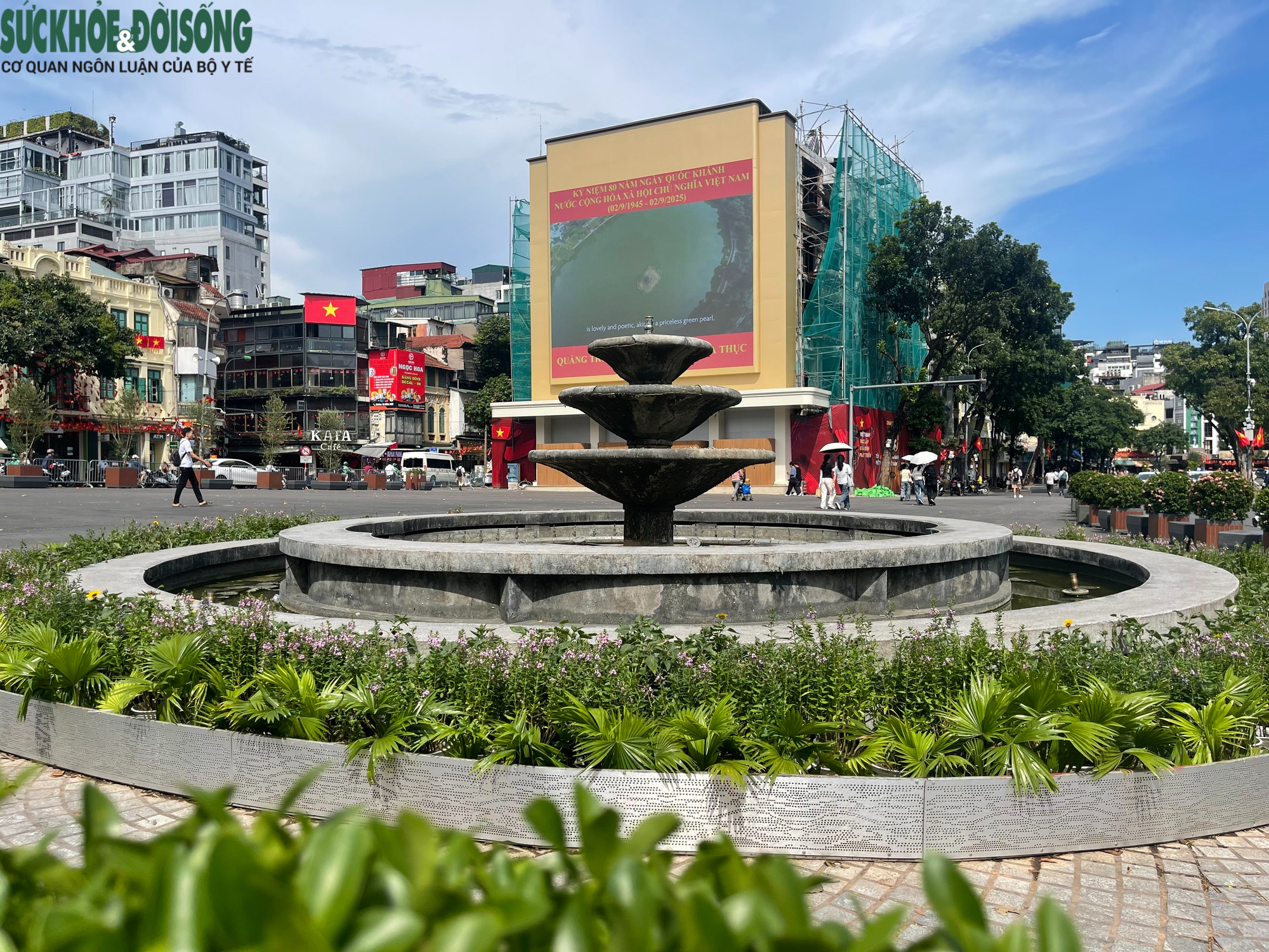 Cận cảnh Quảng trường Đông Kinh Nghĩa Thục đang gây tranh luận- Ảnh 3.
