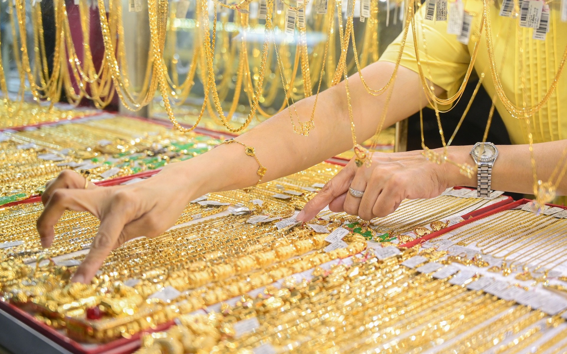 Giá vàng hôm nay ngày 12/9 tiếp đà giảm rất mạnh