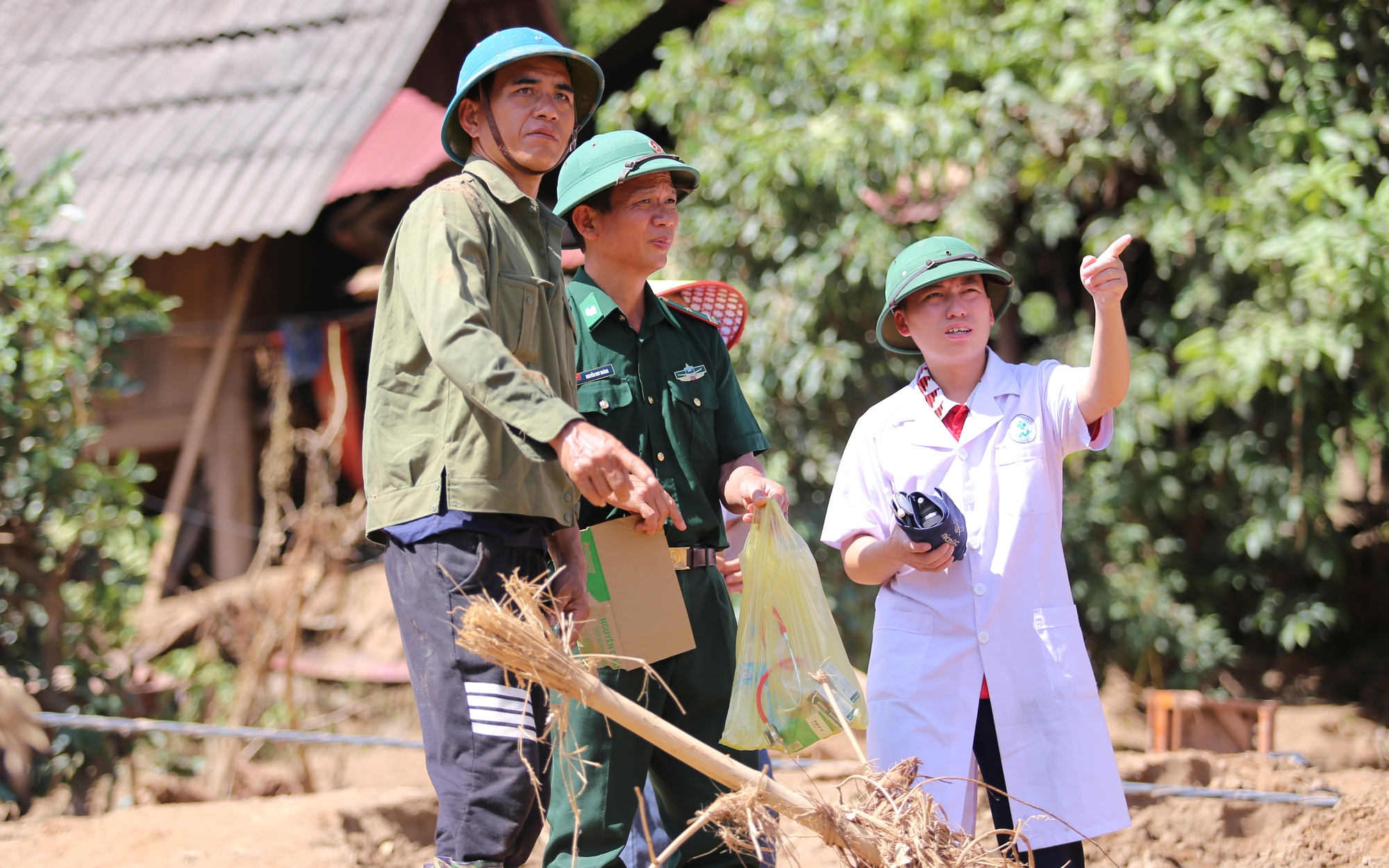 Gỡ khó cho y tế cơ sở: Trả lại sức mạnh tuyến đầu- Ảnh 10. Gỡ khó cho y tế cơ sở: Trả lại sức mạnh tuyến đầu- Ảnh 10.