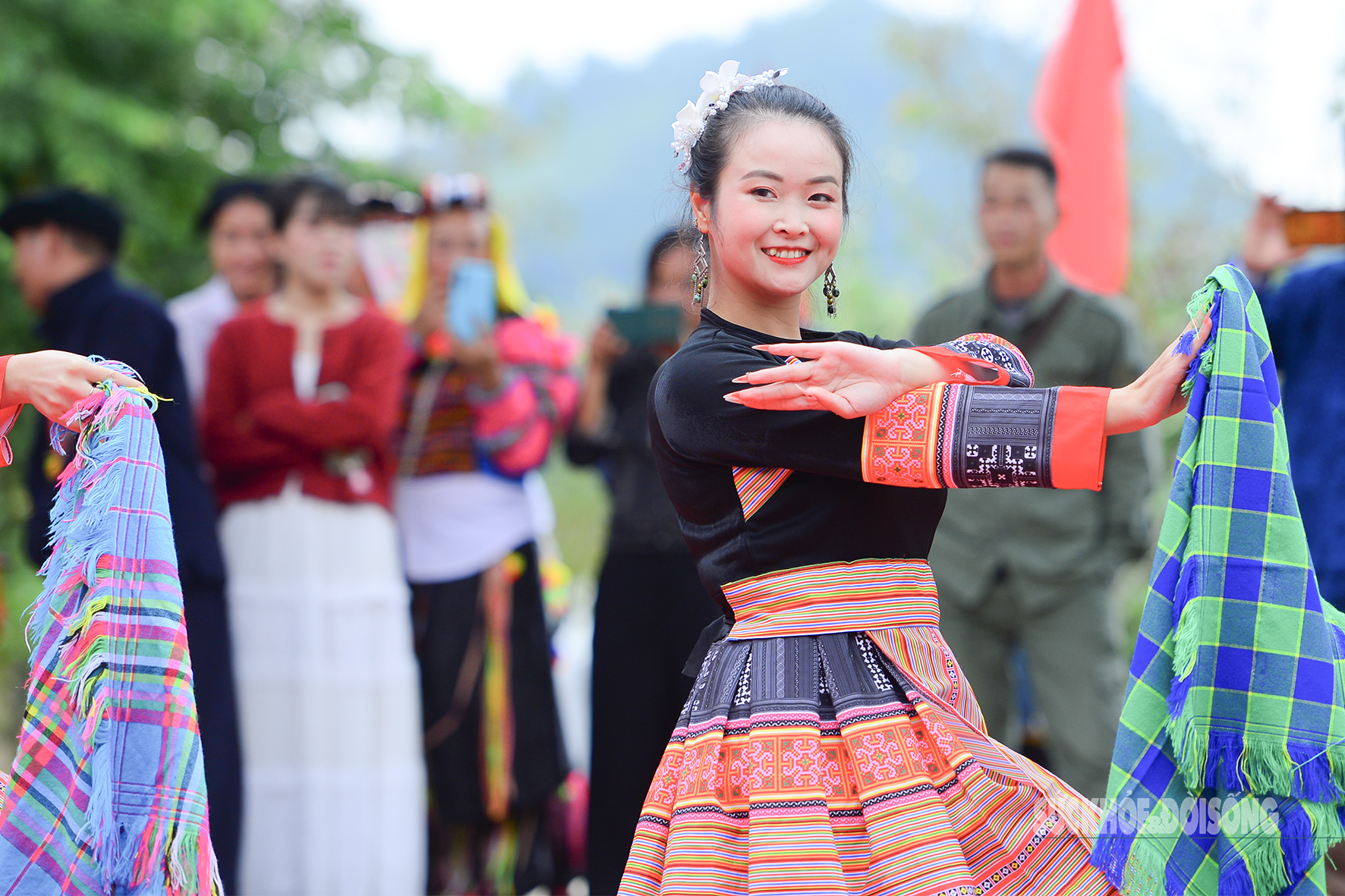 Vẻ đẹp sơn cước của cô gái Lô Lô khoe sắc trong ngày hội- Ảnh 7.