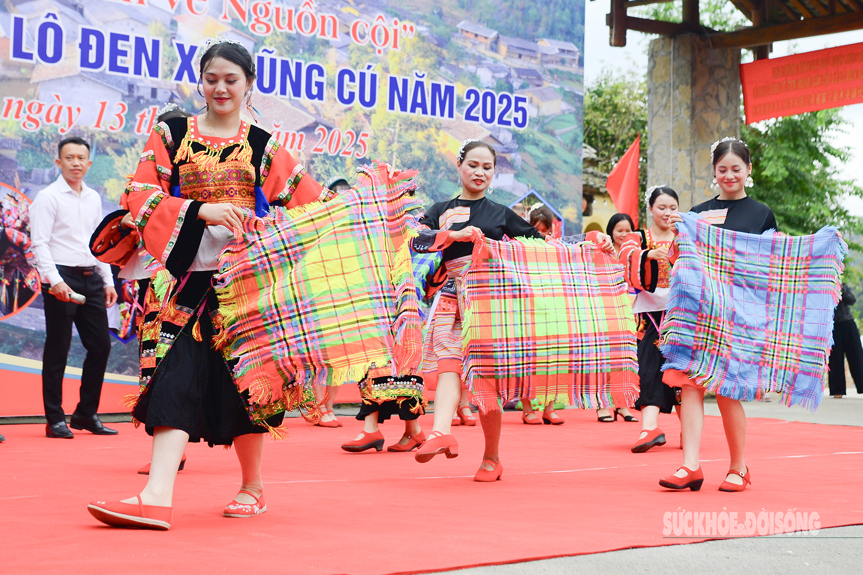 Vẻ đẹp sơn cước của cô gái Lô Lô khoe sắc trong ngày hội- Ảnh 4.