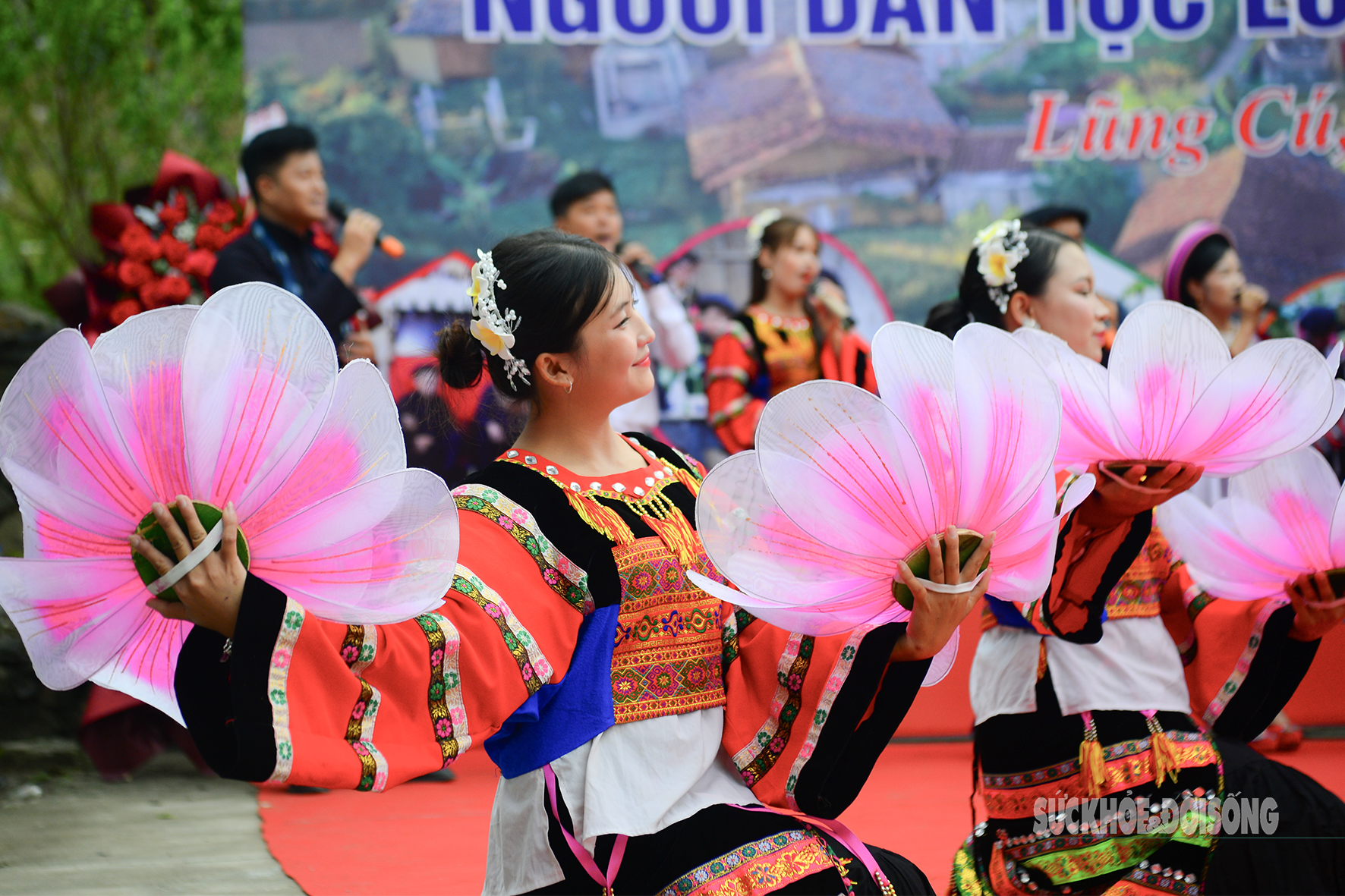 Vẻ đẹp sơn cước của cô gái Lô Lô khoe sắc trong ngày hội- Ảnh 6.