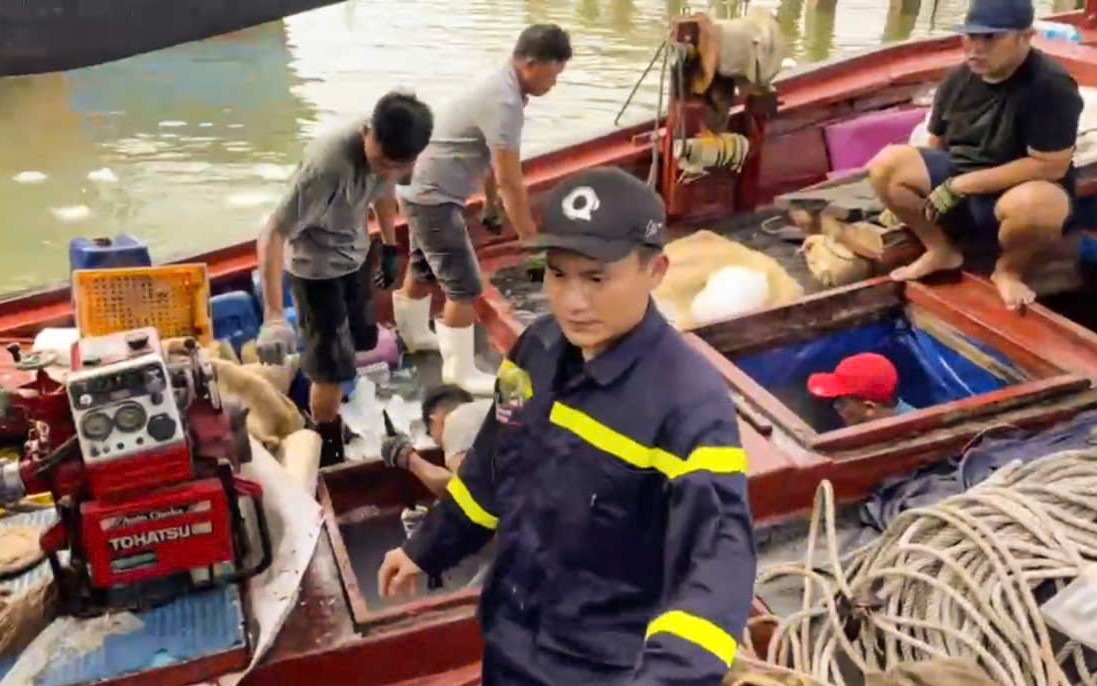 Tàu hải quân cứu hộ tàu cá bị hỏng máy trôi dạt trên biển- Ảnh 3. Cảnh sát kịp thời cứu tàu cá đang chìm trên vùng biển Đắk Lắk