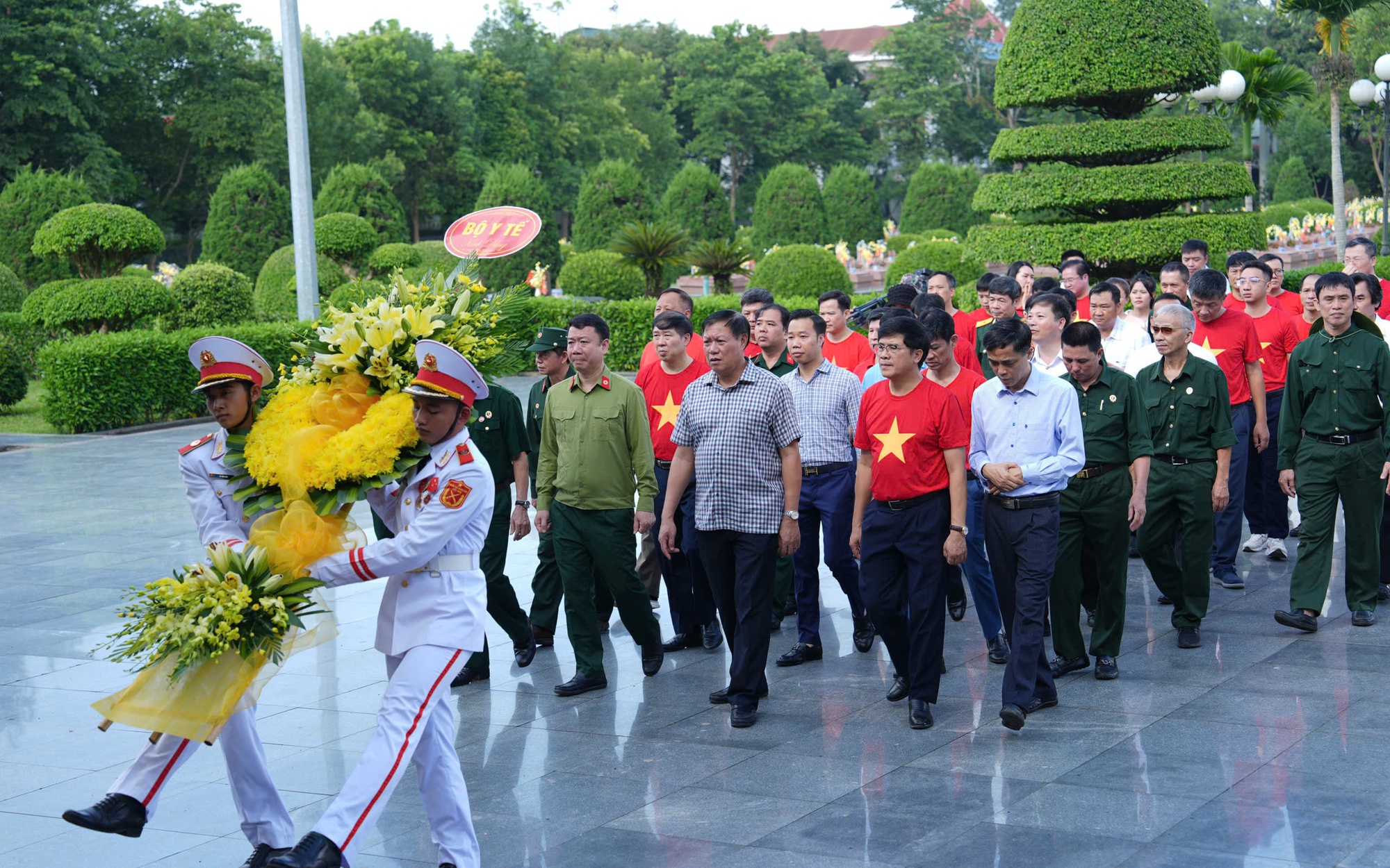 Thứ trưởng Đỗ Xuân Tuyên và đoàn Hội Cựu chiến binh Bộ Y tế tri ân cácAnhhùng,LiệtsĩtạiQuảngNinh - Ảnh 14.