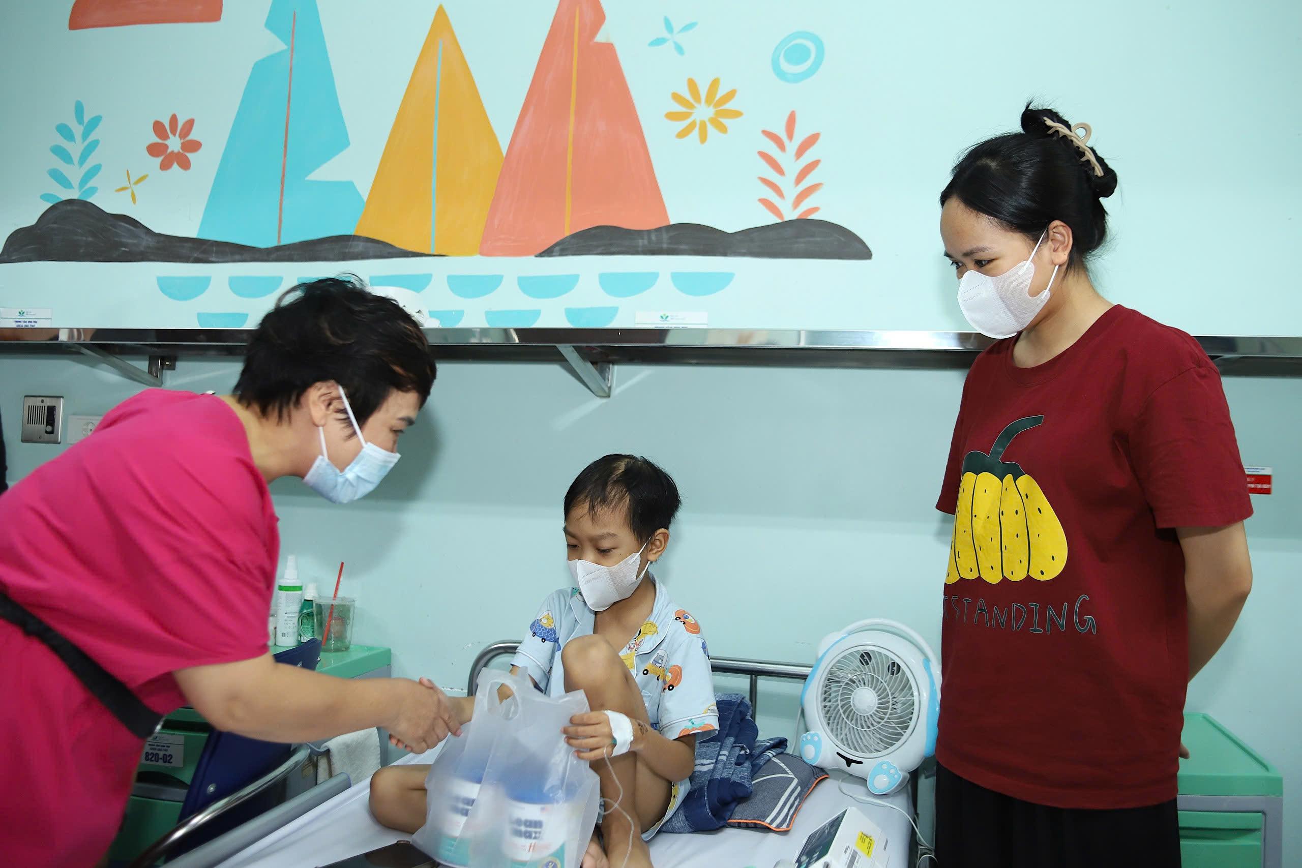 Nghìn ly sữa - nghìn hy vọng Báo Sức khỏe &Đời sống và Nutricare trao tặng bệnh nhi ung thư- Ảnh 7. Nghìn ly sữa - nghìn hy vọng Báo Sức khỏe &Đời sống và Nutricare trao tặng bệnh nhi ung thư- Ảnh 7.
