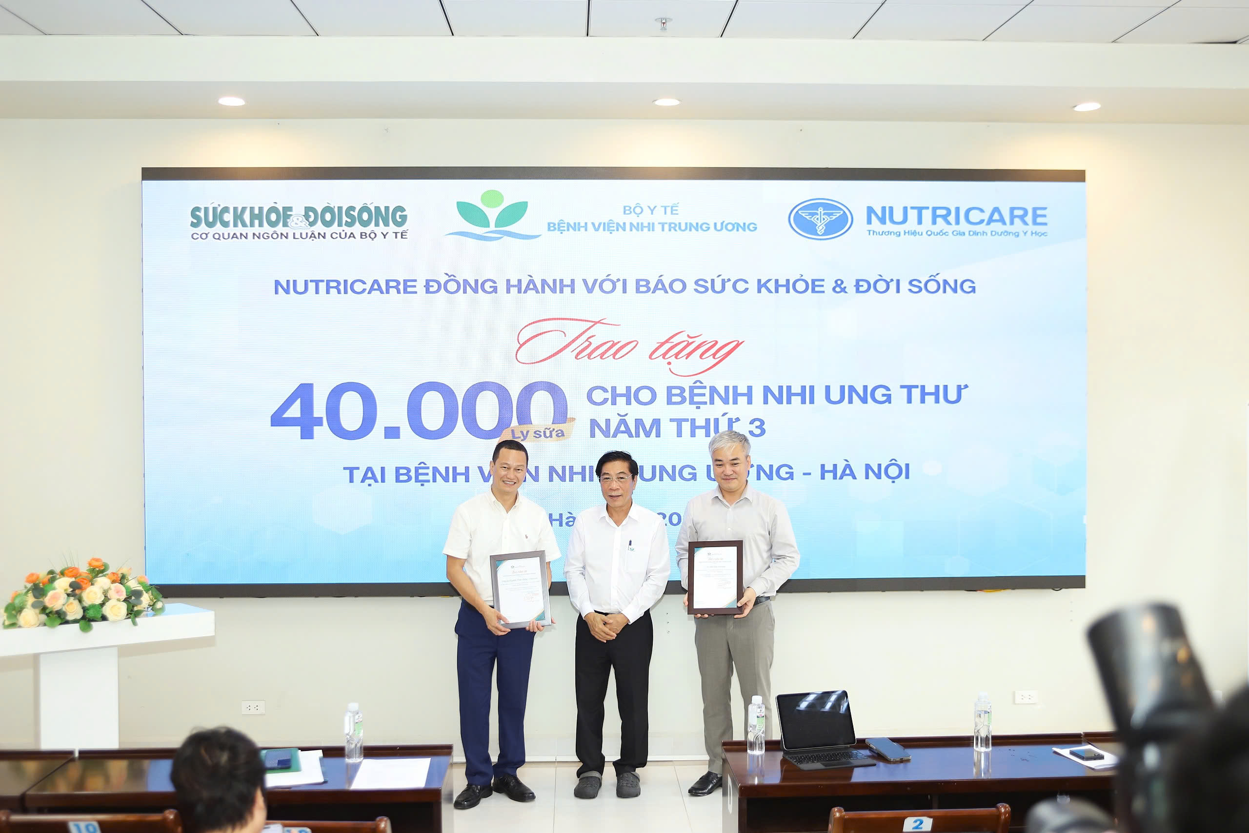 Nghìn ly sữa - nghìn hy vọng Báo Sức khỏe &Đời sống và Nutricare trao tặng bệnh nhi ung thư- Ảnh 2. Nghìn ly sữa - nghìn hy vọng Báo Sức khỏe &Đời sống và Nutricare trao tặng bệnh nhi ung thư- Ảnh 2.