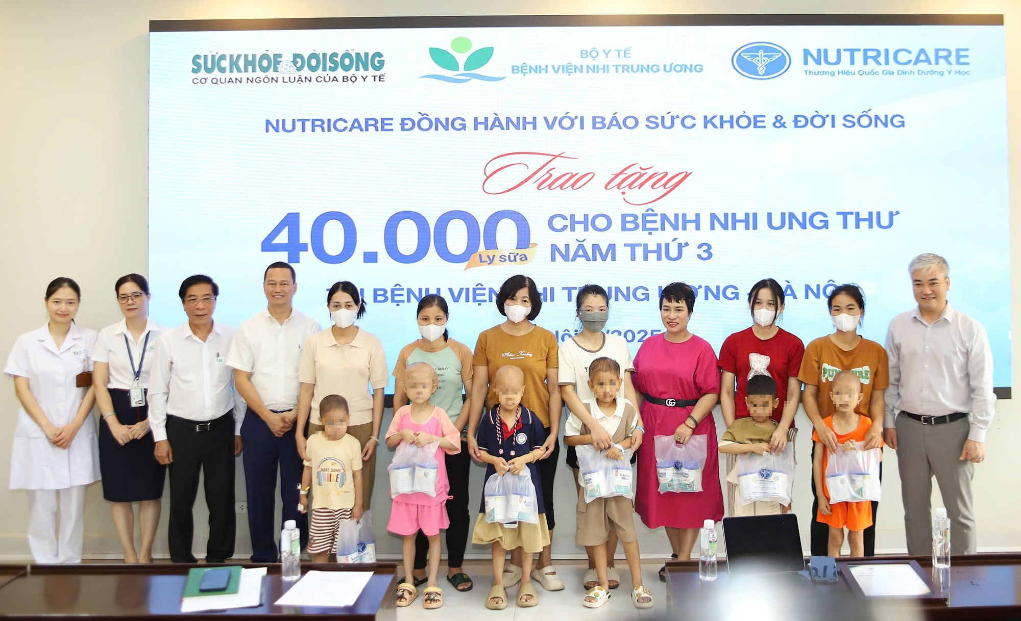 Nghìn ly sữa - nghìn hy vọng Báo Sức khỏe &Đời sống và Nutricare trao tặng bệnh nhi ung thư- Ảnh 3. Nghìn ly sữa - nghìn hy vọng Báo Sức khỏe &Đời sống và Nutricare trao tặng bệnh nhi ung thư- Ảnh 3.