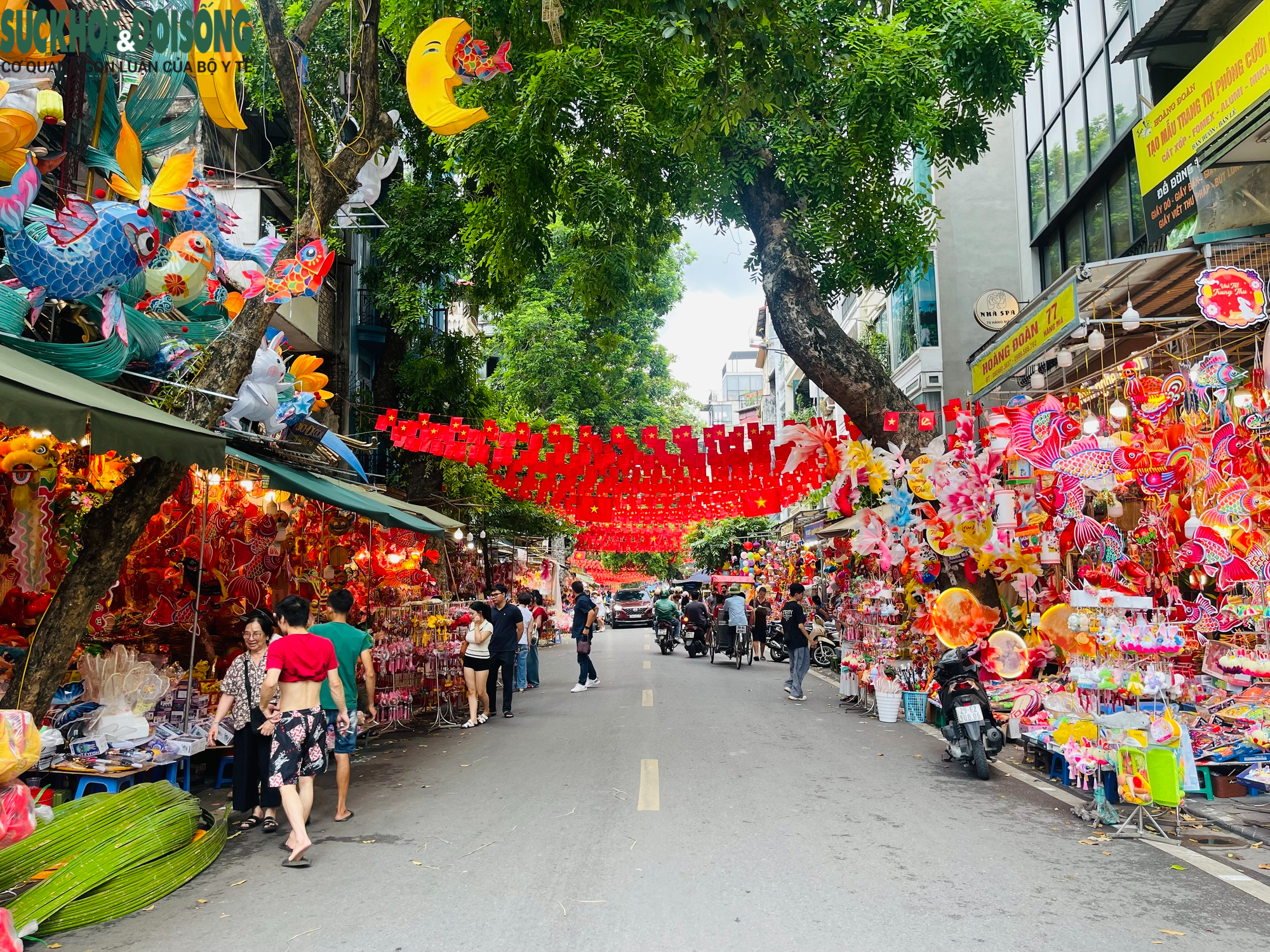 Phố Hàng Mã rực rỡ sắc màu, nhộn nhịp trước thềm Tết Trung thu- Ảnh 1. Phố Hàng Mã rực rỡ sắc màu, nhộn nhịp trước thềm Tết Trung thu- Ảnh 1.