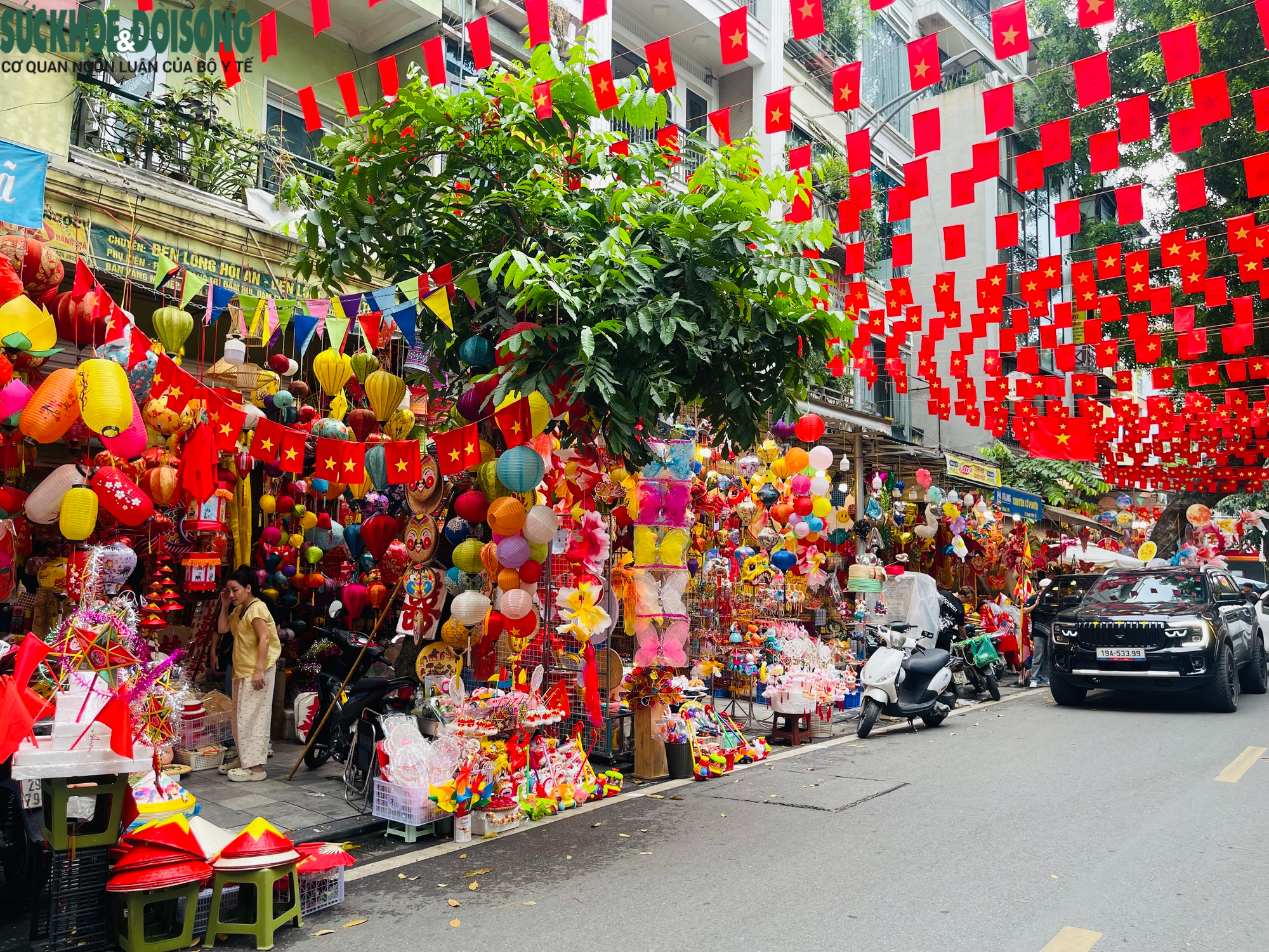 Phố Hàng Mã rực rỡ sắc màu, nhộn nhịp trước thềm Tết Trung thu- Ảnh 2. Phố Hàng Mã rực rỡ sắc màu, nhộn nhịp trước thềm Tết Trung thu- Ảnh 2.