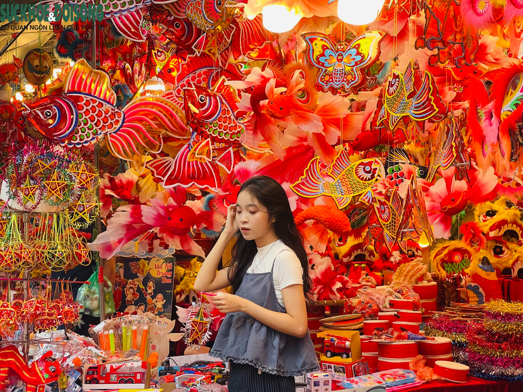 Phố Hàng Mã rực rỡ sắc màu, nhộn nhịp trước thềm Tết Trung thu- Ảnh 7. Phố Hàng Mã rực rỡ sắc màu, nhộn nhịp trước thềm Tết Trung thu- Ảnh 7.