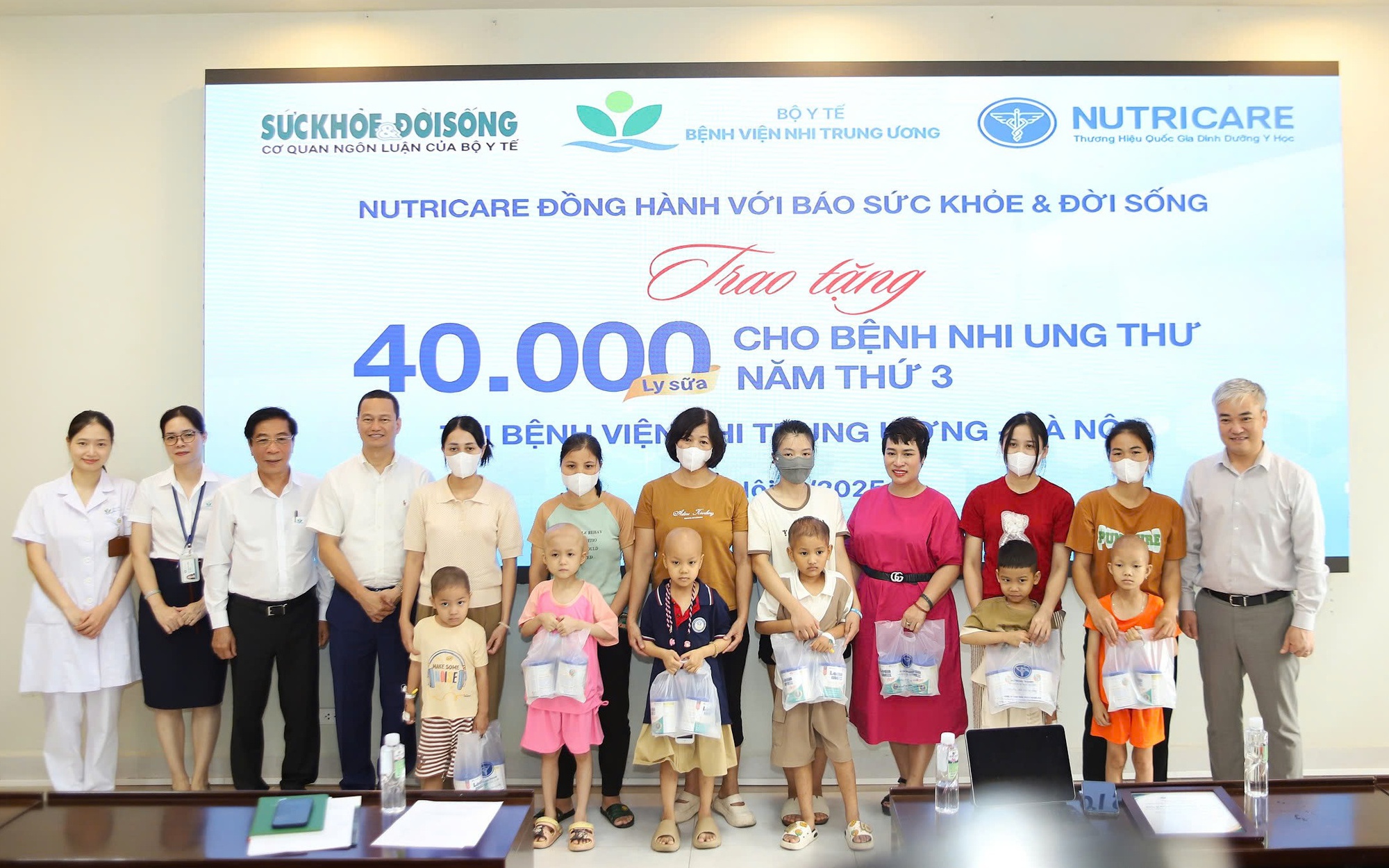 Nghìn ly sữa - nghìn hy vọng Báo Sức khỏe &Đời sống và Nutricare trao tặng bệnh nhi ung thư