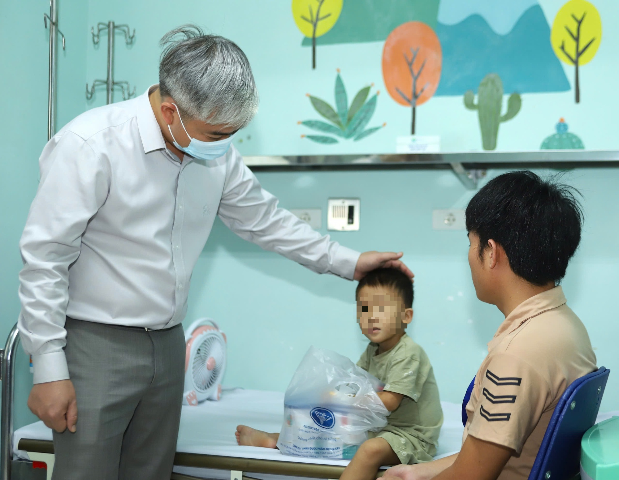 Nghìn ly sữa - nghìn hy vọng Báo Sức khỏe &Đời sống và Nutricare trao tặng bệnh nhi ung thư- Ảnh 5. Nghìn ly sữa - nghìn hy vọng Báo Sức khỏe &Đời sống và Nutricare trao tặng bệnh nhi ung thư- Ảnh 5.