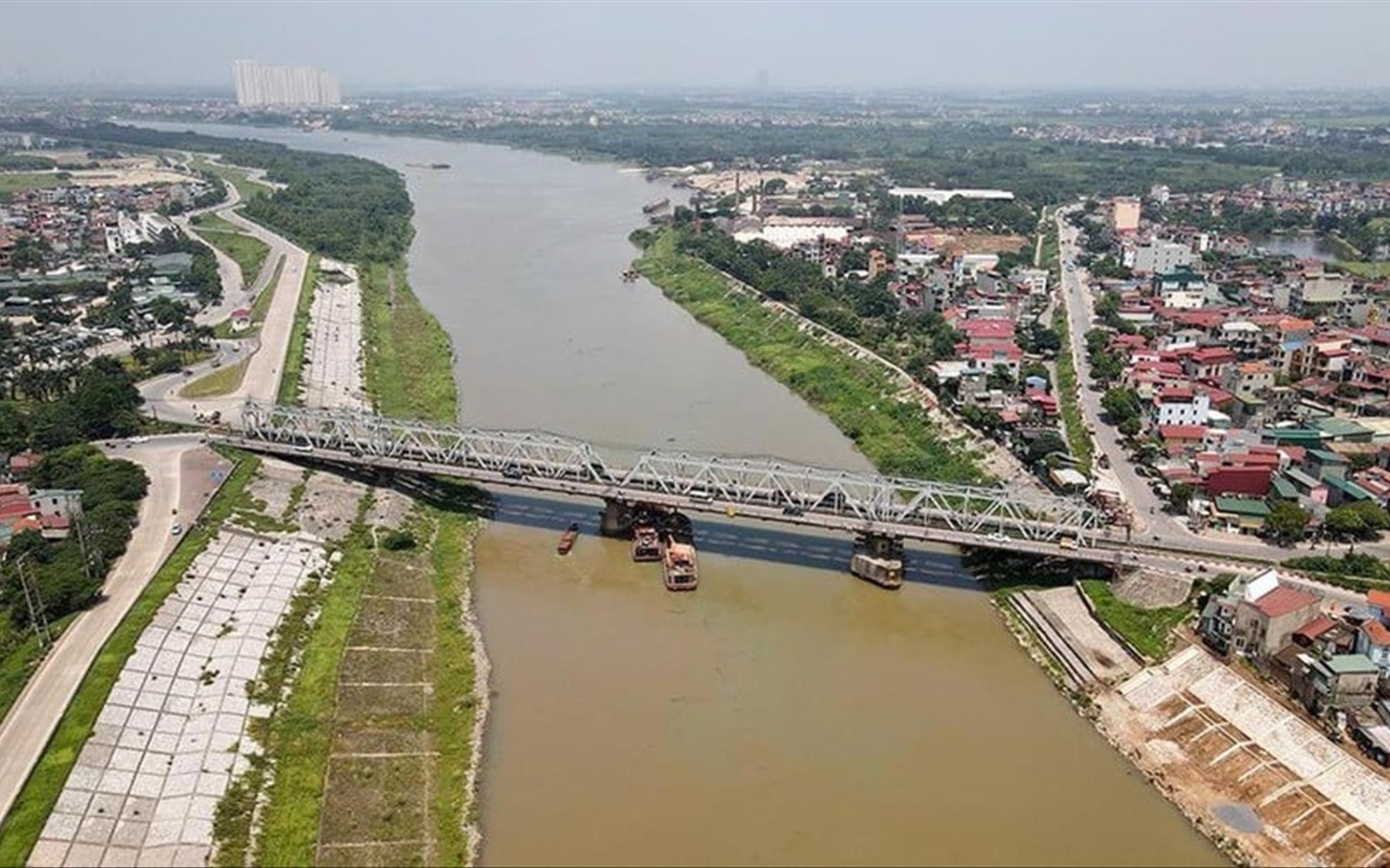Chuyên gia lo ngại xây đường sắt đô thị dọc sông Hồng ảnh hưởng hành lang thoát lũ