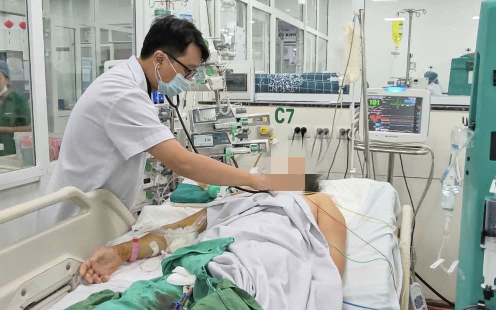 5 giờ nghẹt thở ‘cứu’ cẳng chân gần đứt lìa của nam sinh 15 tuổi- Ảnh 1.