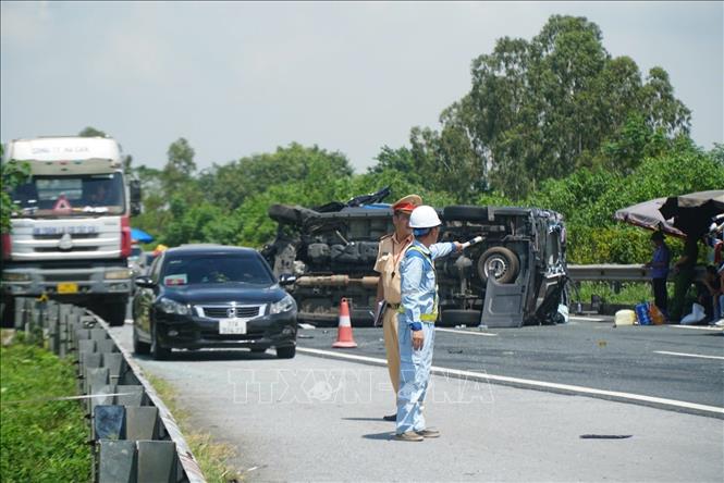 Vụ tai nạn trên cao tốc Cầu Giẽ - Ninh Bình: Huy động nhân lực cấp cứu các nạn nhân- Ảnh 2. Vụ tai nạn trên cao tốc Cầu Giẽ - Ninh Bình: Huy động nhân lực cấp cứu các nạn nhân- Ảnh 2.