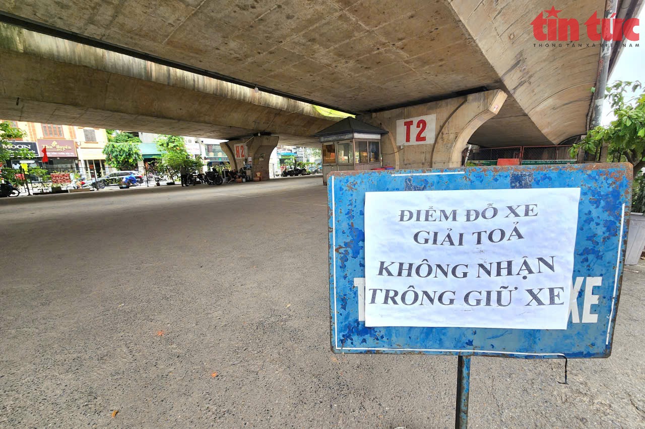 Hà Nội giải tỏa bãi xe dưới gầm cầu Vĩnh Tuy- Ảnh 1.