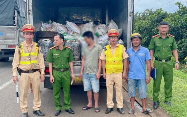 Phát hiện xe đầu kéo chở hàng chục tấn sản phẩm động vật không rõ nguồn gốc - Ảnh 2.