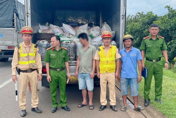 Phát hiện ‘kho’ mỡ động vật không rõ nguồn gốc trên xe tải tại Đồng Nai- Ảnh 1.
