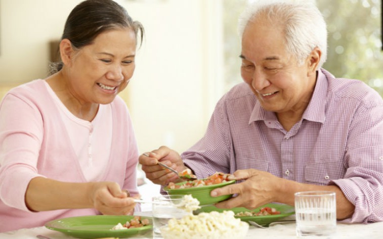 Cách vượt qua cô đơn khi tuổi già không có con bên cạnh- Ảnh 3.