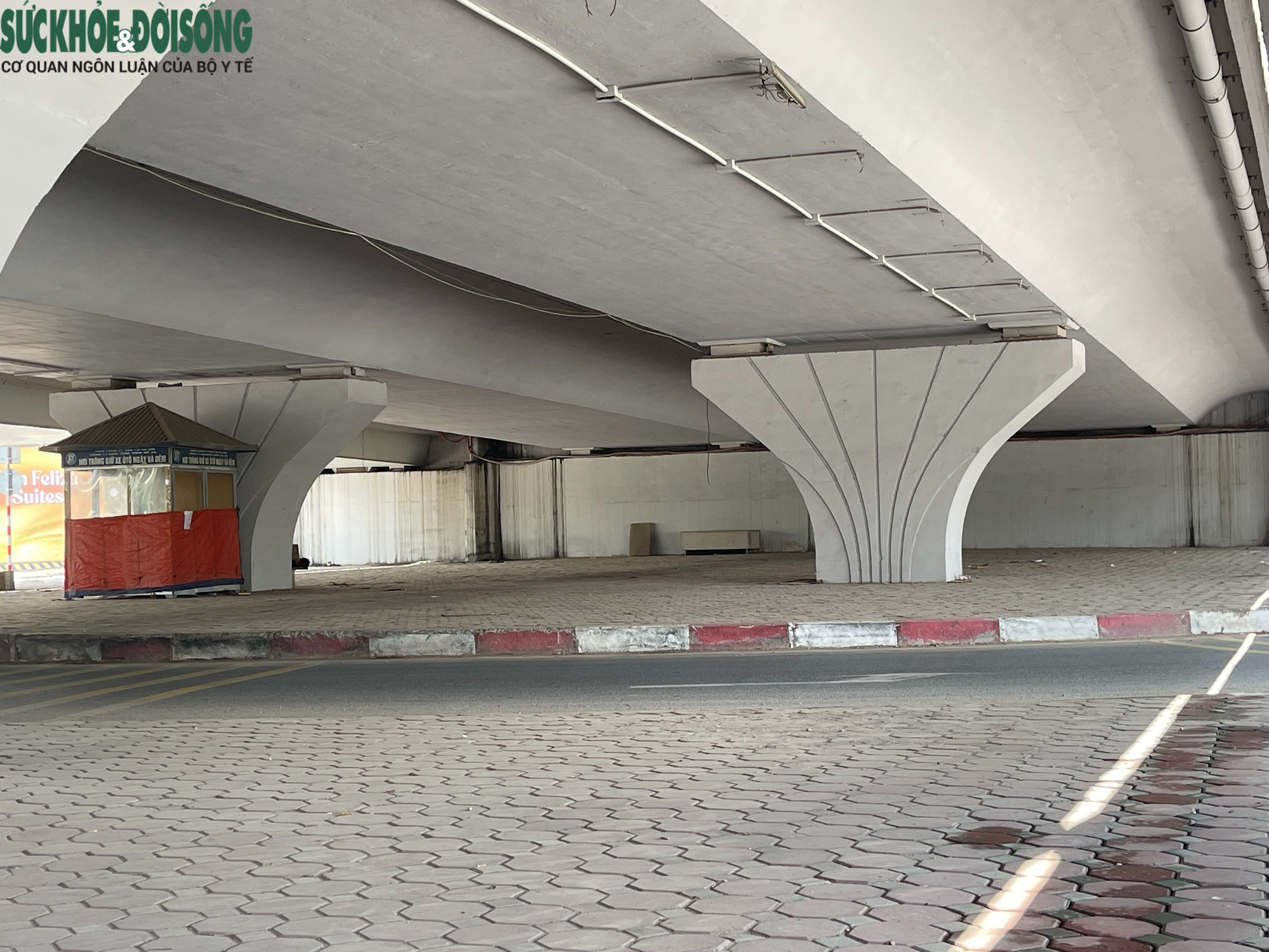 Hiện trạng các bãi gửi xe dưới gầm cầu cạn ở Hà Nội ra sao?- Ảnh 1.