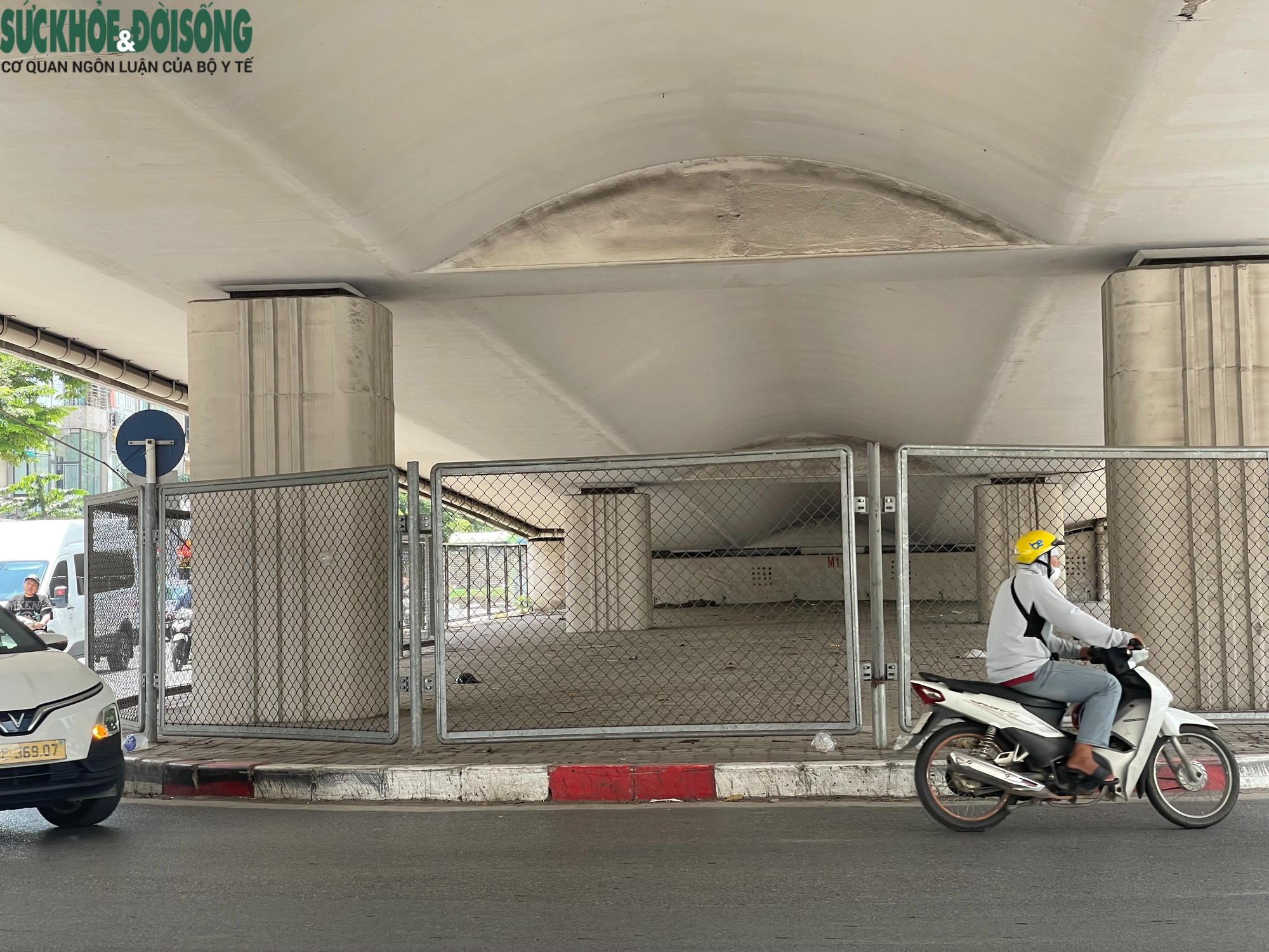 Hiện trạng các bãi gửi xe dưới gầm cầu cạn ở Hà Nội ra sao?- Ảnh 4.