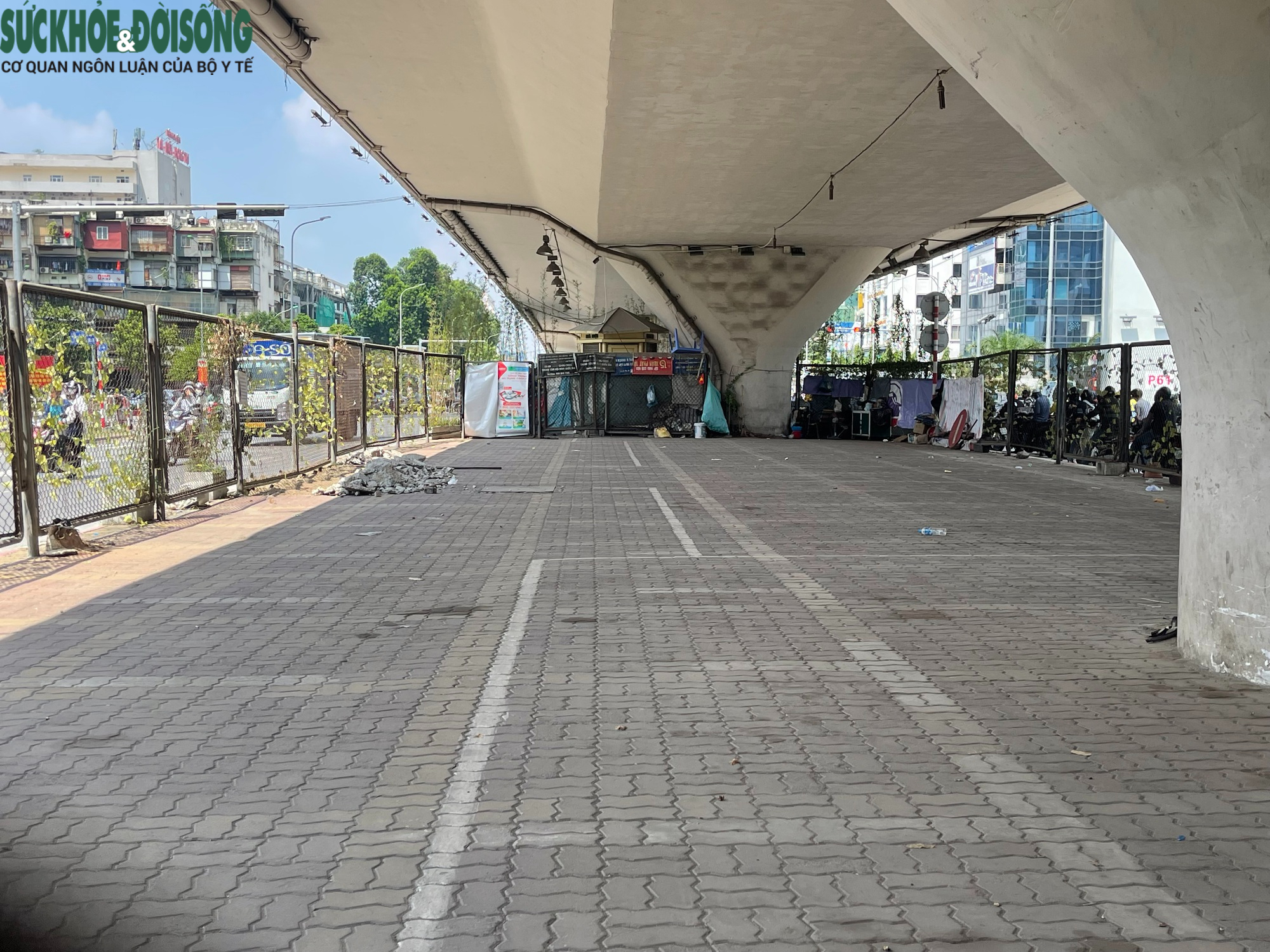 Hiện trạng các bãi gửi xe dưới gầm cầu cạn ở Hà Nội ra sao?- Ảnh 6.