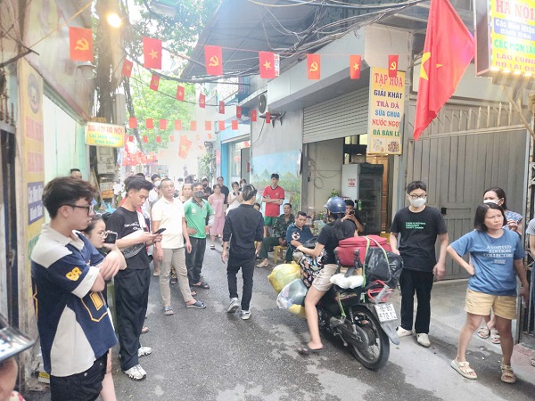Điều 3 xe cứu hỏa dập tắt đám cháy, cứu cô gái trên tầng thượng ở phố Đình Thôn, Hà Nội - Ảnh 2.