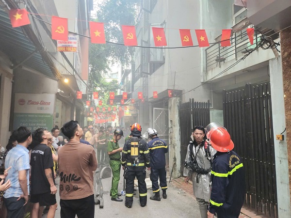 Điều 3 xe cứu hỏa dập tắt đám cháy, cứu cô gái trên tầng thượng ở phố Đình Thôn, Hà Nội - Ảnh 1.