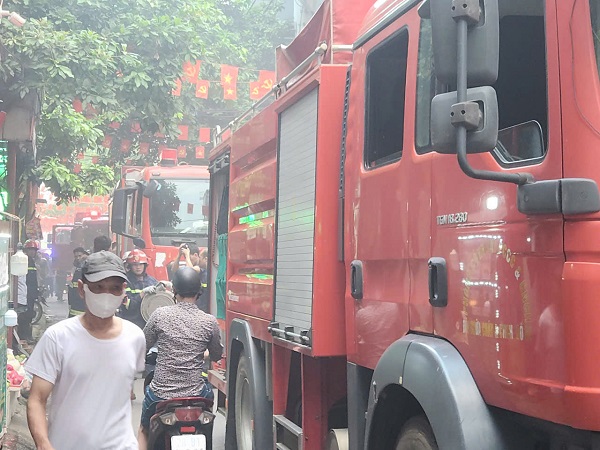 Điều 3 xe cứu hỏa dập tắt đám cháy, cứu cô gái trên tầng thượng ở phố Đình Thôn, Hà Nội - Ảnh 3.