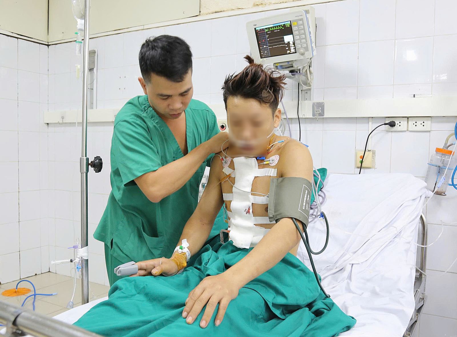 Kích hoạt 'báo động đỏ' giữa đêm, giành giật sự sống cho thanh niên nguy kịch- Ảnh 2.