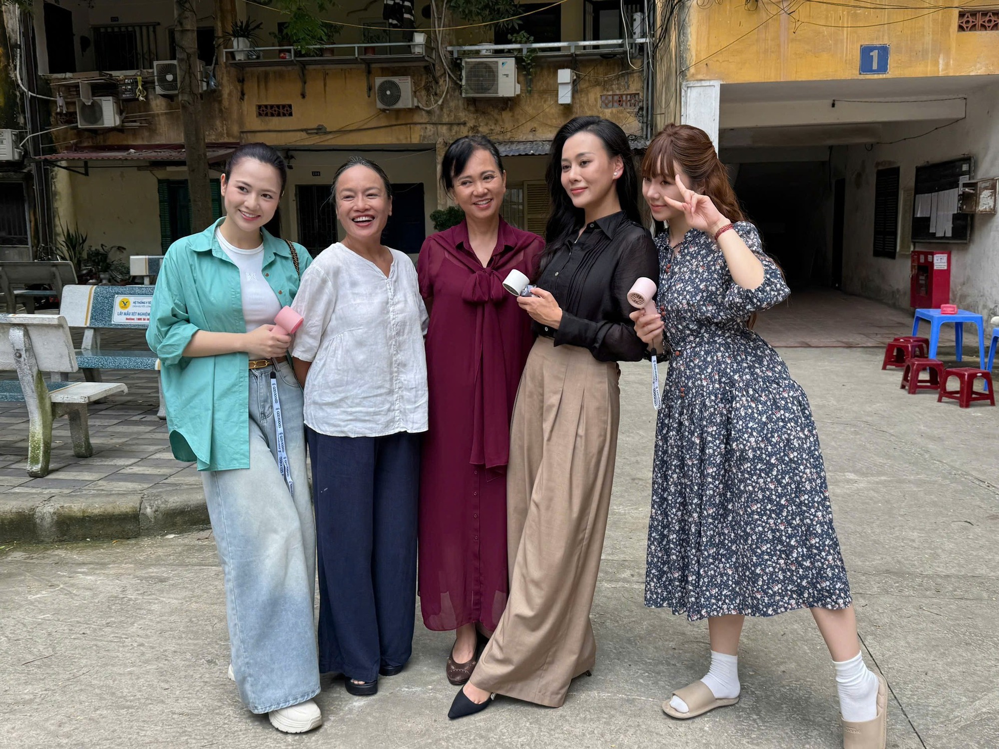 Vẻ ngoài mộc mạc của nghệ sĩ Tú Oanh 'Gió ngang khoảng trời xanh'- Ảnh 2. Vẻ ngoài mộc mạc của nghệ sĩ Tú Oanh 'Gió ngang khoảng trời xanh'- Ảnh 2.