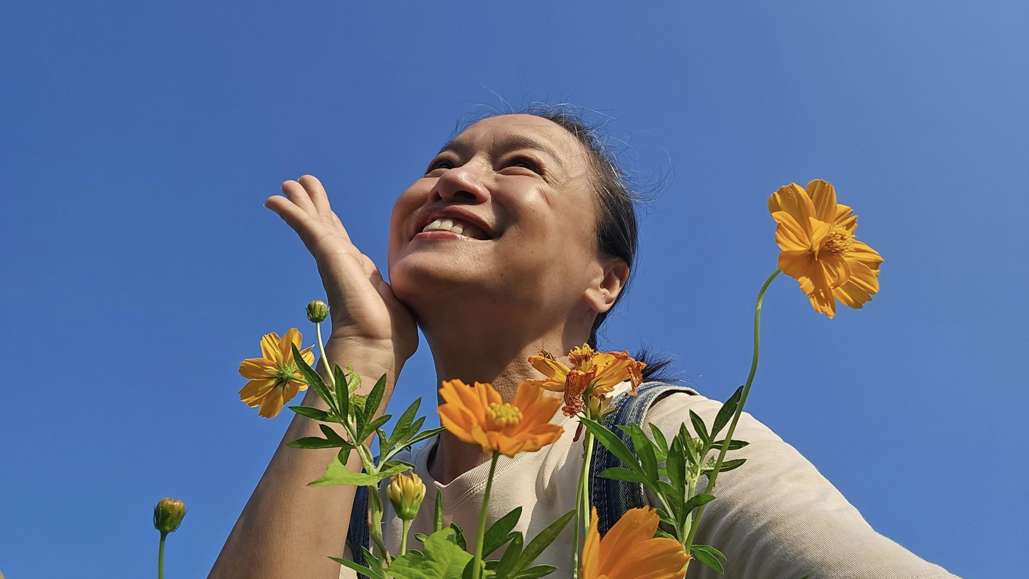 Vẻ ngoài mộc mạc của nghệ sĩ Tú Oanh 'Gió ngang khoảng trời xanh'- Ảnh 3. Vẻ ngoài mộc mạc của nghệ sĩ Tú Oanh 'Gió ngang khoảng trời xanh'- Ảnh 3.