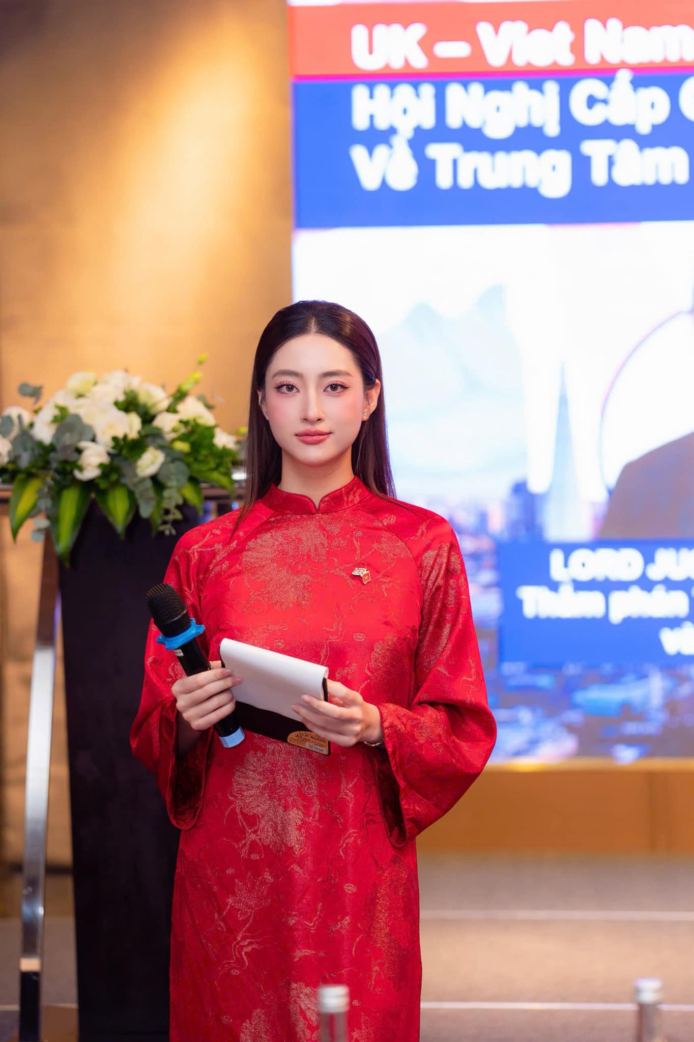 Lương Thùy Linh gây chú ý làm MC song ngữ- Ảnh 1.