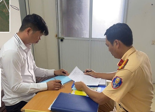 Phạt tài xế cho trẻ thò người ra cửa sổ trời khi ô tô đang chạy- Ảnh 1.