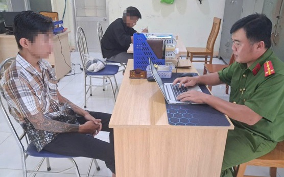 Công an làm việc với 2 đối tượng rải tờ rơi thu mua lợn bỏ ăn ở địa bàn có dịch tả lợn châu Phi- Ảnh 3.