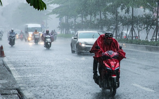 Mưa dông kéo dài từ miền Bắc vào Nam Bộ