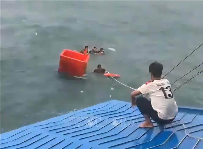 Cứu 4 ngư dân gặp nạn, trôi dạt nhiều giờ trên biển- Ảnh 1.