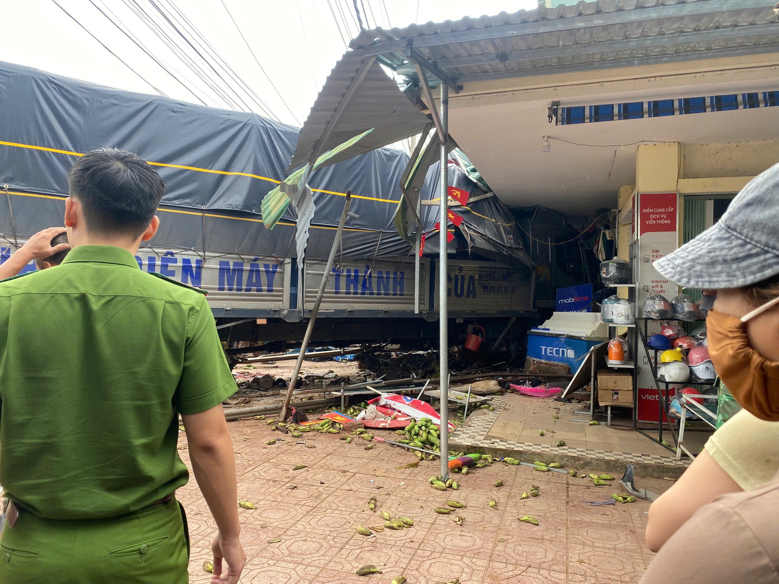 Nguyên nhân ban đầu vụ xe tải lao vào chợ khiến nhiều người thương vong- Ảnh 1. Nguyên nhân ban đầu vụ xe tải lao vào chợ khiến nhiều người thương vong- Ảnh 1.