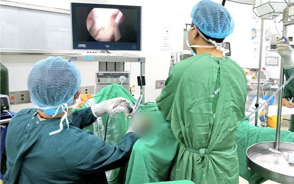 Phẫu thuật cứu sống kịp thời bệnh nhân 86 tuổi vỡ phình động mạch chủ bụng- Ảnh 1.