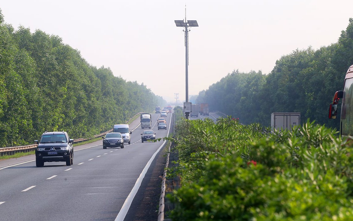  Trồng cây xanh làm dải phân cách đường cao tốc nên hay không?