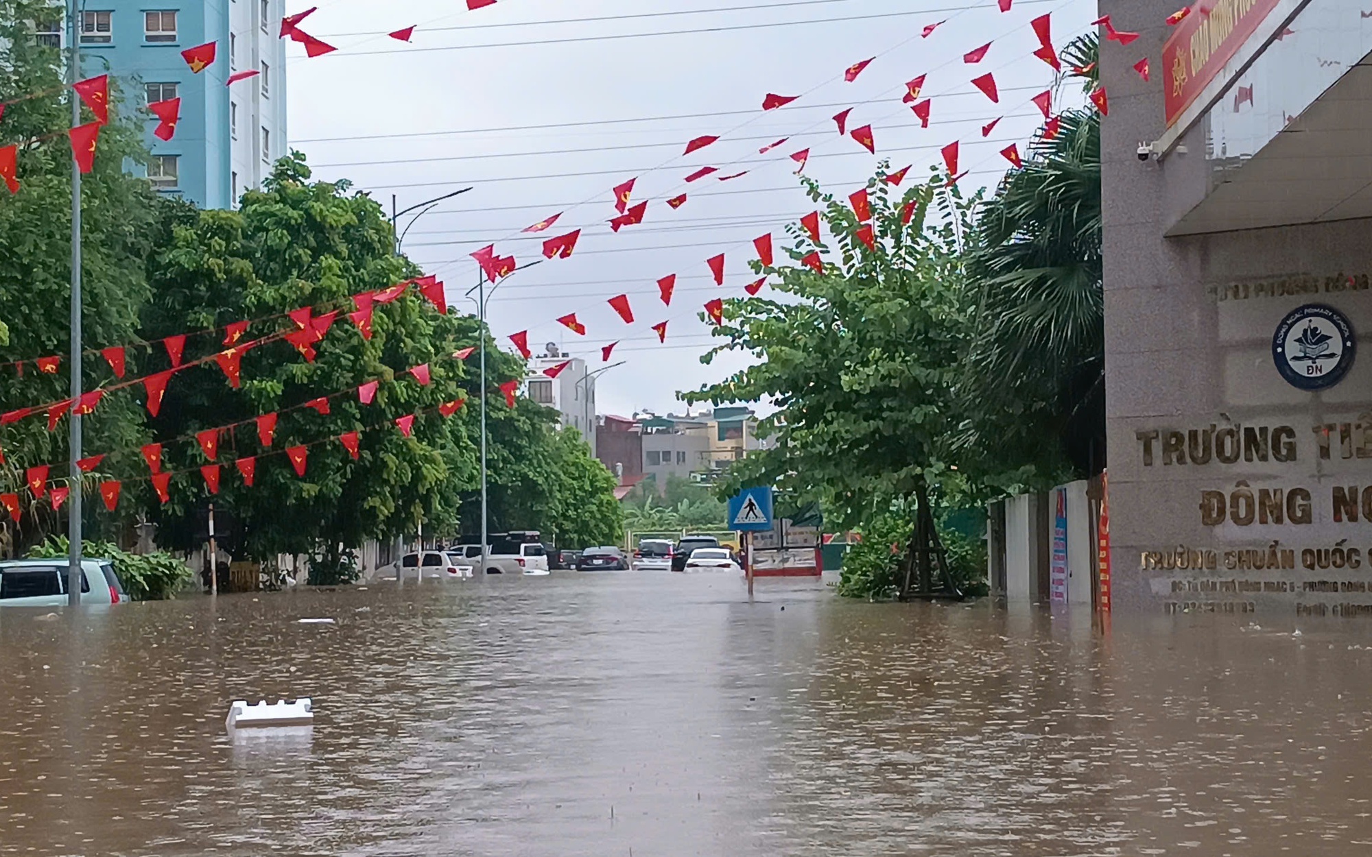 Hà Nội mưa dông, cảnh báo nhiều điểm ngập lụt chiều nay