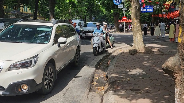 Rãnh thoát nước trên đường Phan Đình Phùng ‘bẫy’ người đi đường?- Ảnh 5. Rãnh thoát nước trên đường Phan Đình Phùng ‘bẫy’ người đi đường?- Ảnh 5.